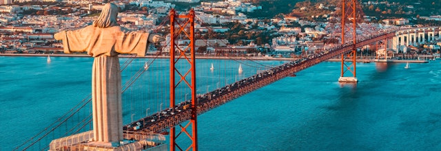 Kristuskongen-monumentet i Almada med storslået udsigt over Lissabon by og Tejo-floden i Portugal