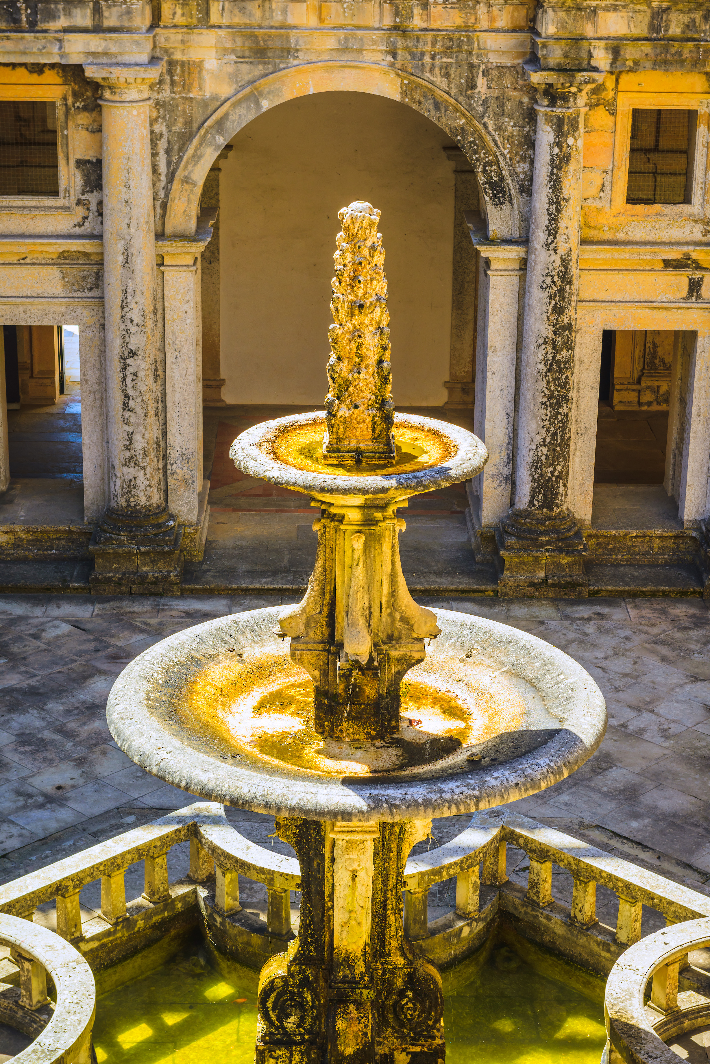 Det historiske Kristusordenen-kloster i Tomar, Portugal, med imponerende middelalderarkitektur under klar blå himmel - et UNESCO verdensarvssted