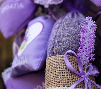 Traditionelle kroatiske lavendelposer med dekorative hjerter og lilla bånd, populære duftende souvenirs fra markeder langs Adriaterhavet
