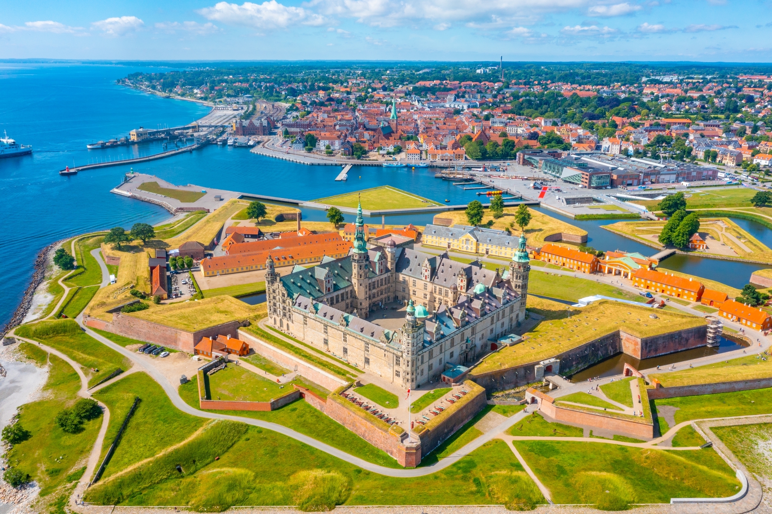 Luftfoto af Kronborg Slot i Helsingør med havn og middelalderlige fæstningsværker