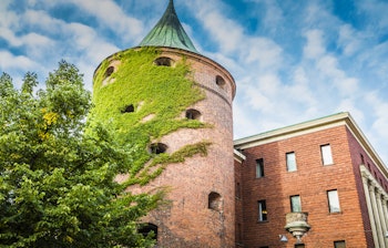 Det historiske Krudttårn (Pulvertornis) fra 1300-tallet i Riga med sin karakteristiske teglstensarkitektur - nu en del af Det Lettiske Krigsmuseum og UNESCO verdensarv