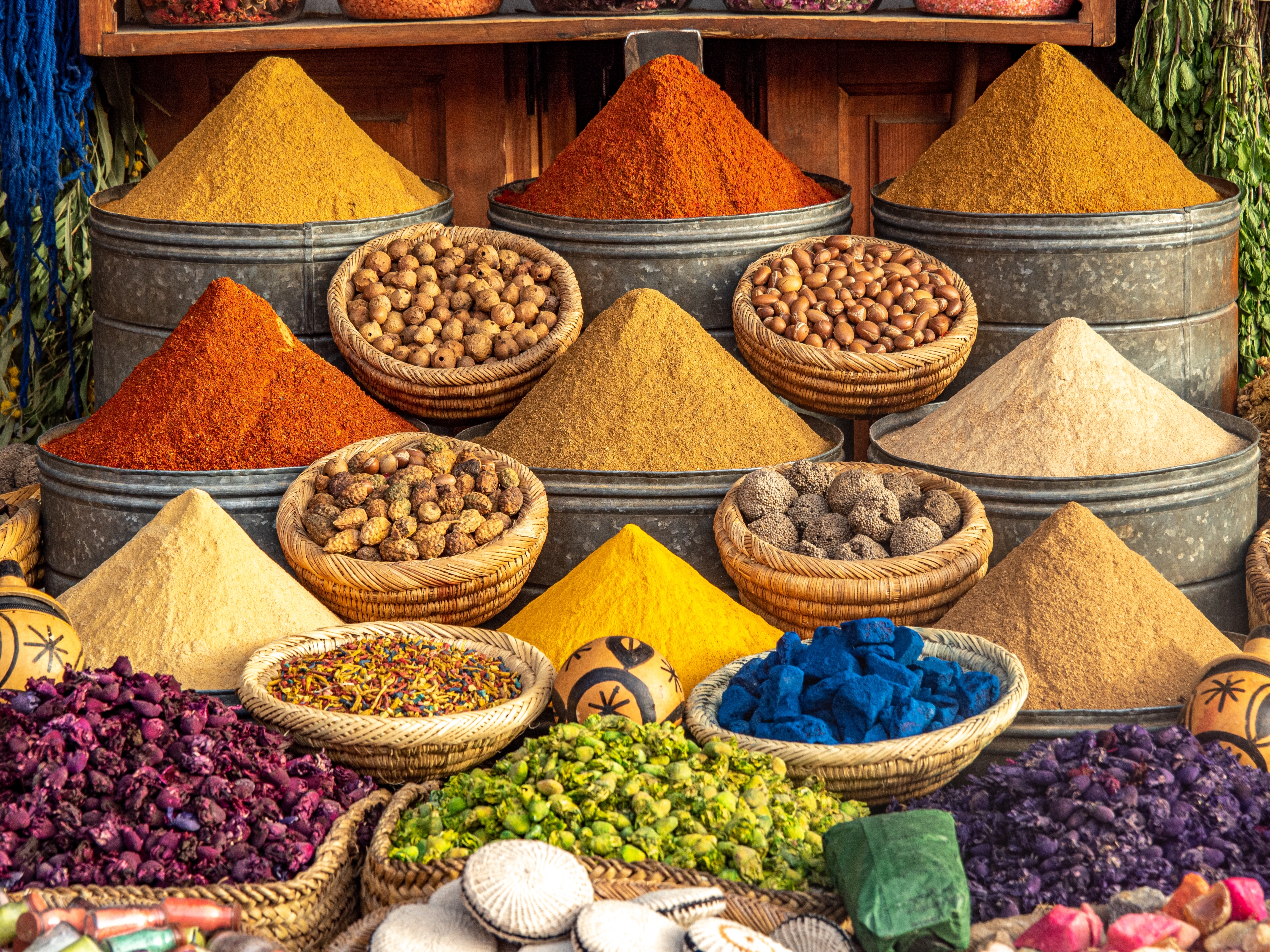 Farvestrålende krydderimarked i Marrakech Marokko med traditionelle pyramider af gurkemeje paprika og aromatiske krydderier