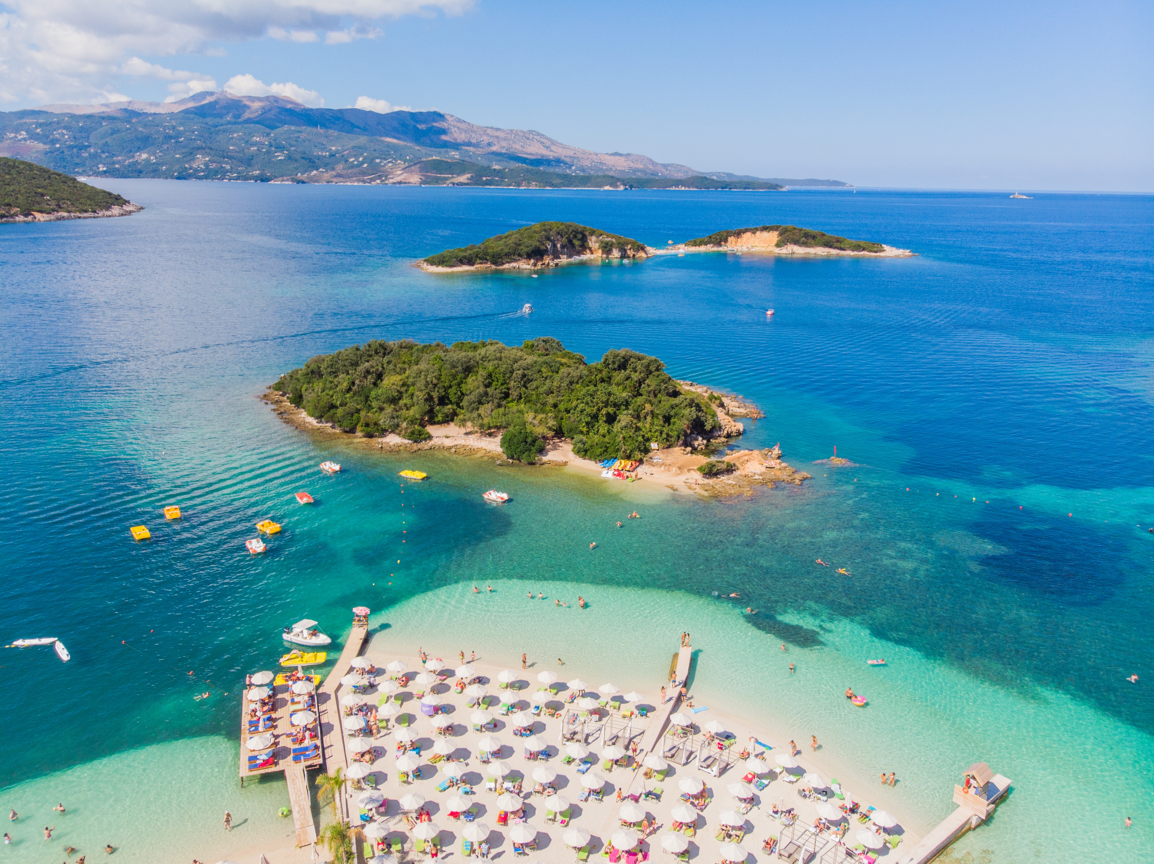Luftfoto af Ksamil strand i Albanien med turkisblåt vand og små øer - perfekt feriemål ved Middelhavet