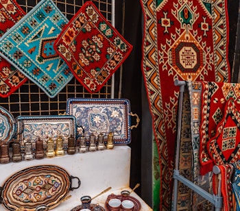 Farverige traditionelle håndværksprodukter udstillet i butikker langs Kujundžiluk, den historiske osmanniske basar i Mostars gamle bydel