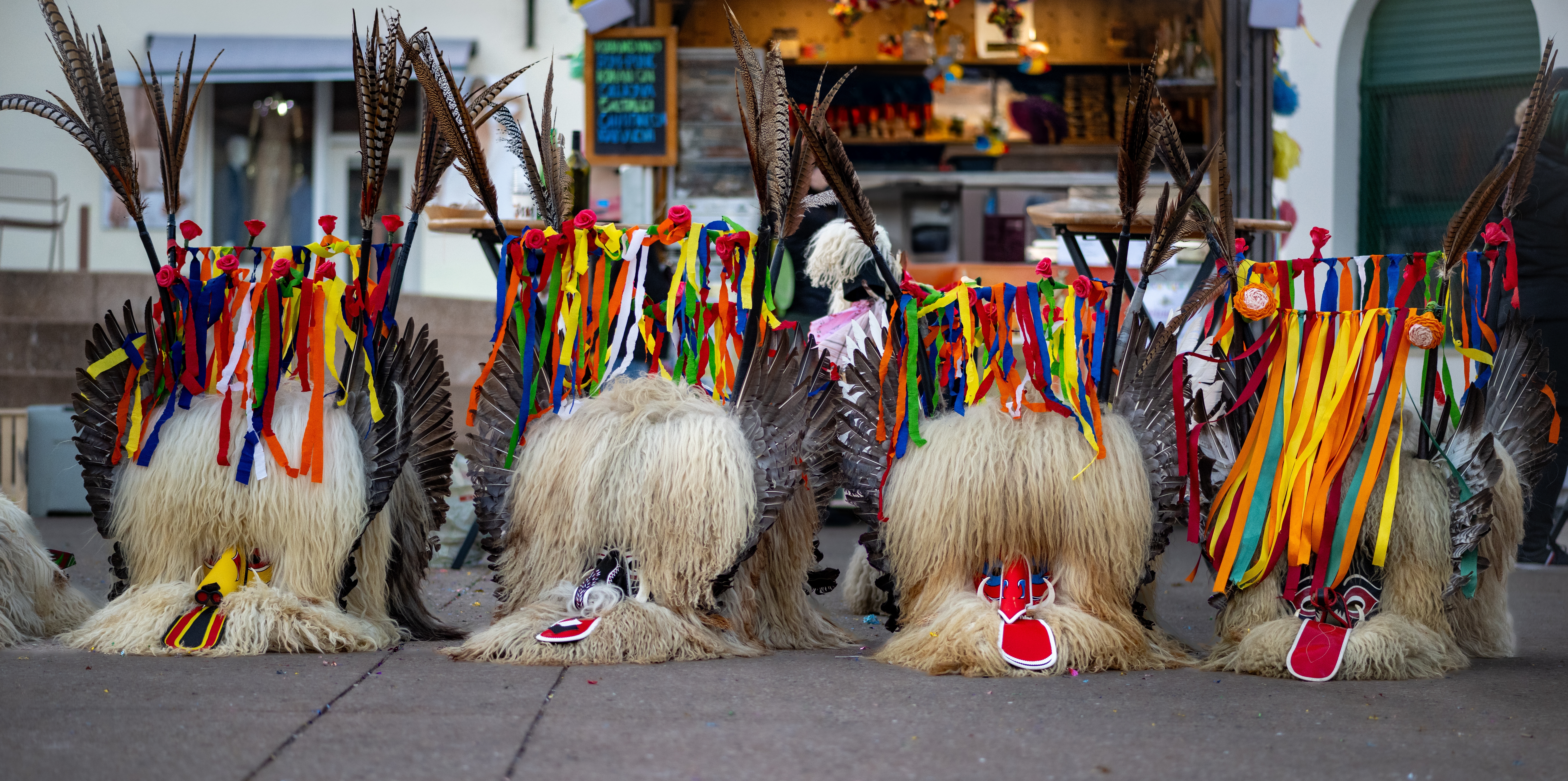 Farverige traditionelle Kurent-kostumer udstillet ved det berømte karneval i Ptuj, Slovenien - en unik kulturel oplevelse på din rejse