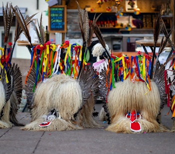 Farverige traditionelle Kurent-kostumer udstillet ved det berømte karneval i Ptuj, Slovenien - en unik kulturel oplevelse på din rejse