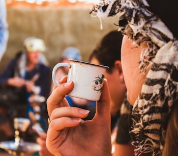 Kvinde med turban nyder traditionel sort beduinte i Jordans ørken - en autentisk kulturel oplevelse på rejsen