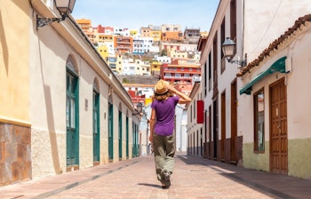 Kvinde på vandretur gennem de farverige gader i San Sebastian de la Gomera på De Kanariske Øer