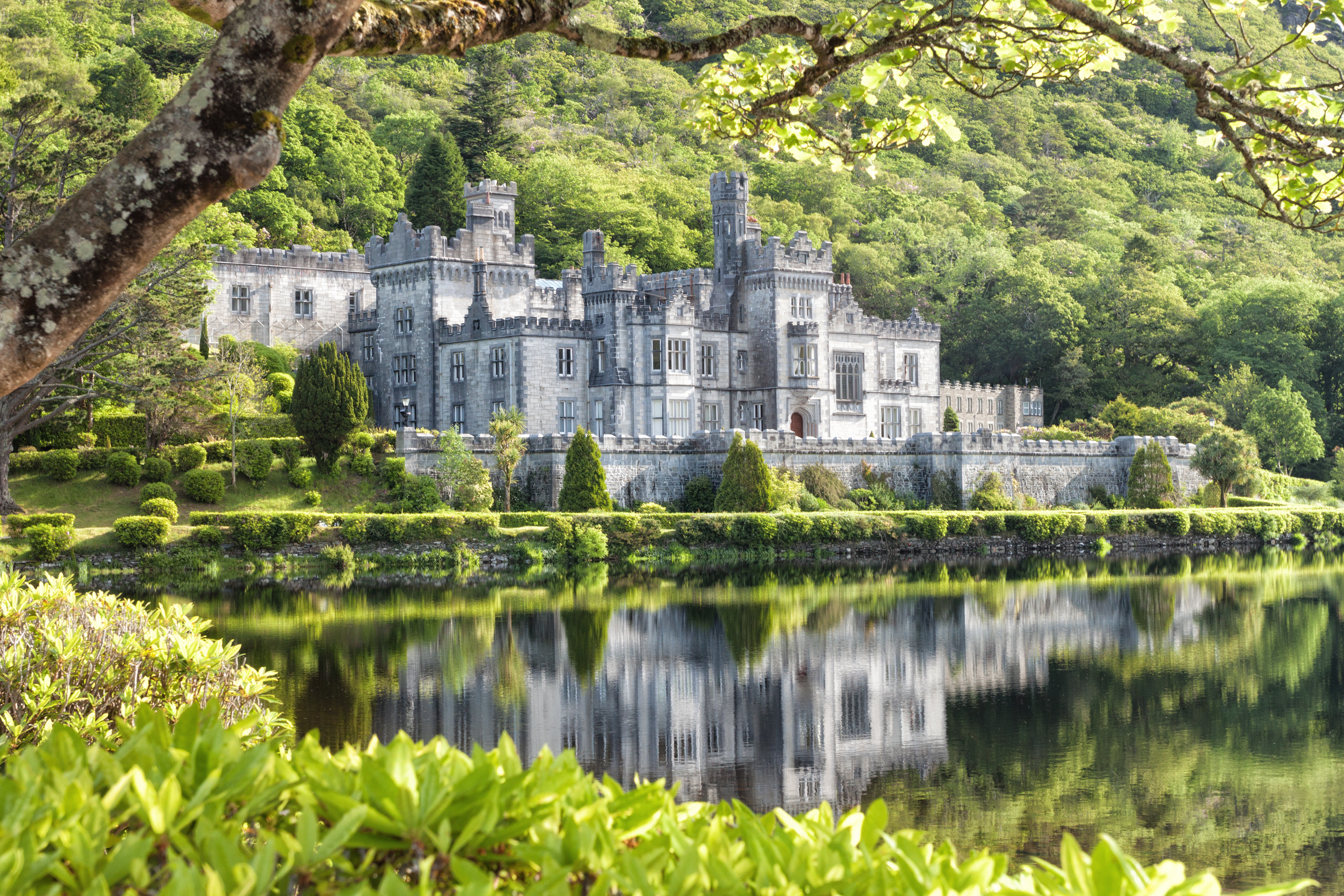 Det historiske Kylemore Abbey spejler sig i søen med bjerglandskab i Connemara, County Galway, Irland