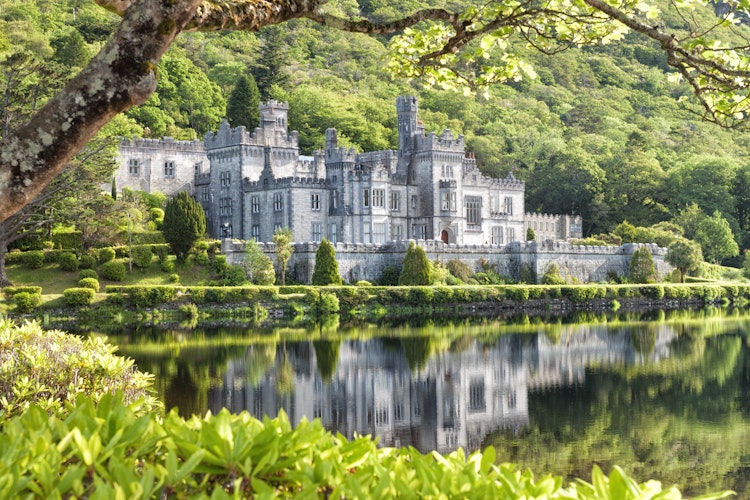 Det historiske Kylemore Abbey spejler sig i søen med bjerglandskab i Connemara, County Galway, Irland