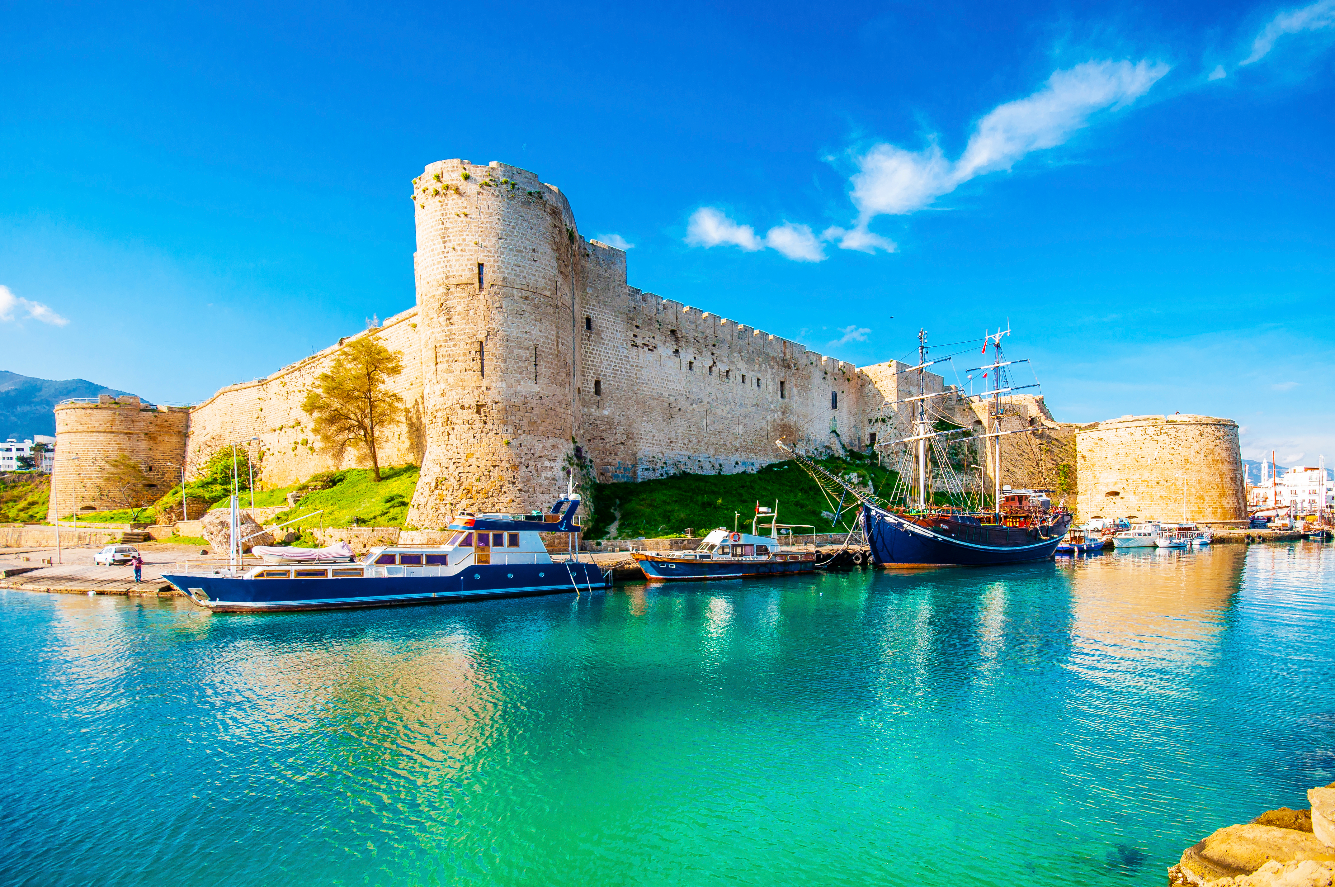 Det historiske Kyrenia-slot med udsigt over den maleriske havn med yachter og det blå Middelhav i Nordcypern