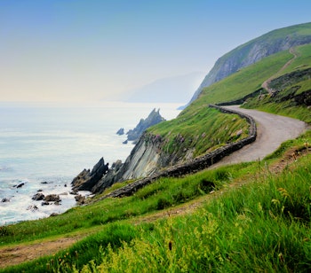 Dramatisk kyststi langs klipperne ved Slea Head på Dingle-halvøen i Irland, perfekt til vandreferie