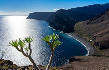 Smuk kyststi langs vandreruten nær San Sebastian på La Gomera med udsigt over Playa de la Guancha og det azurblå hav