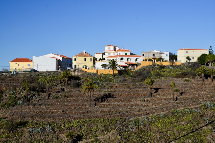 Traditionel landsby på La Gomera med terrassemarker langs vandreruten fra Alajeró til Imada gennem Barranco de Guarimiar