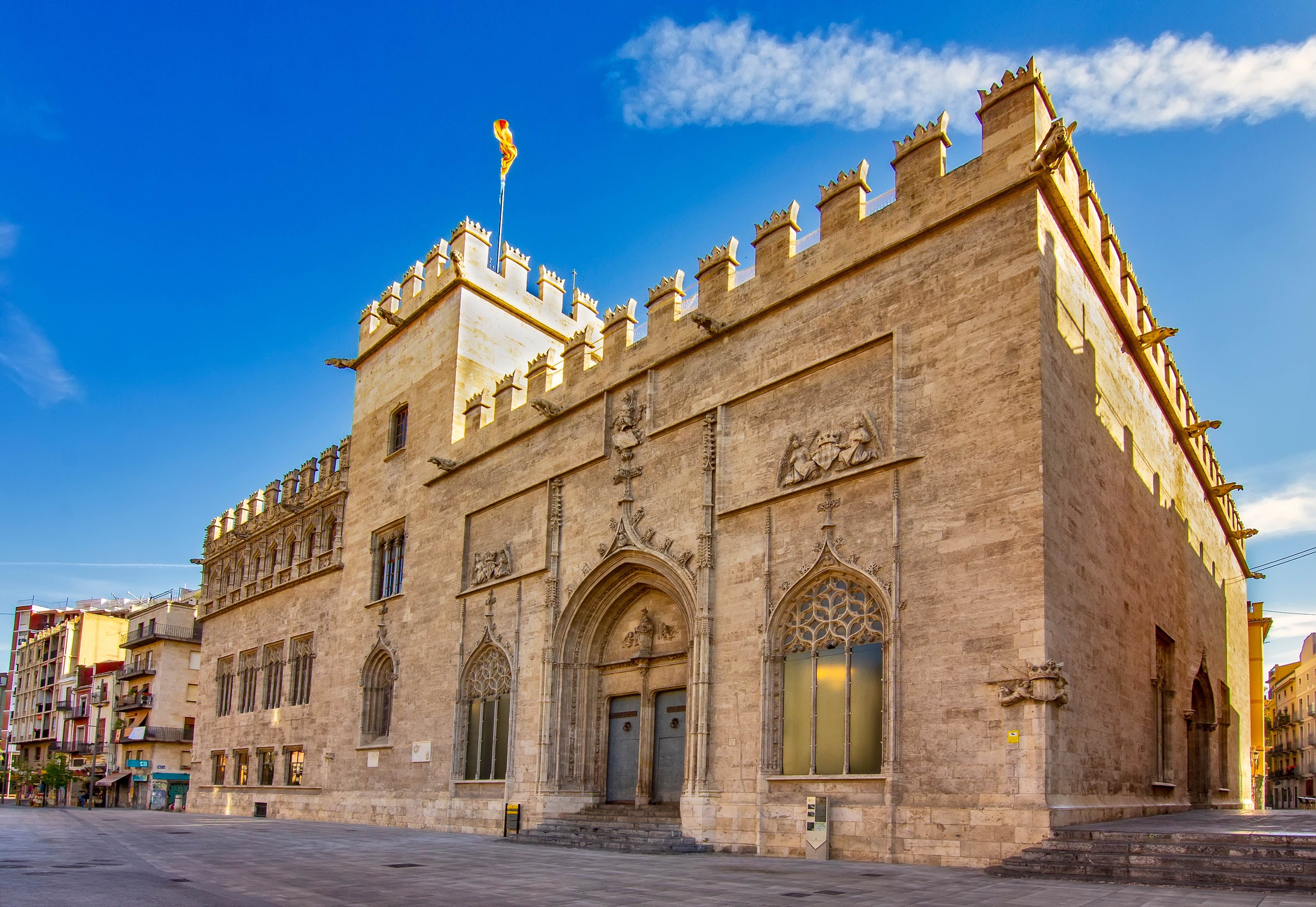 La Lonja de la Seda, Valencias UNESCO verdensarvssted med imponerende gotisk arkitektur fra 1400-tallet, et højdepunkt på vores solformørkelsesrejse