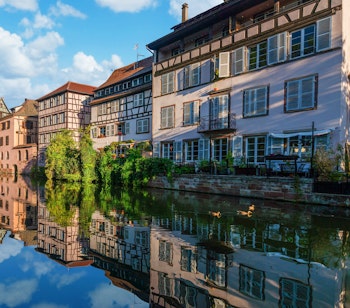 Idylliske bindingsværkshuse i La Petite France kvarteret i Strasbourg med perfekte spejlinger i Ill-flodens kanaler