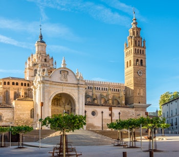 Den UNESCO-beskyttede La Seo-katedral i Tarazona med sit imponerende klokketårn og fascinerende blanding af arkitektoniske stilarter fra romansk til barok