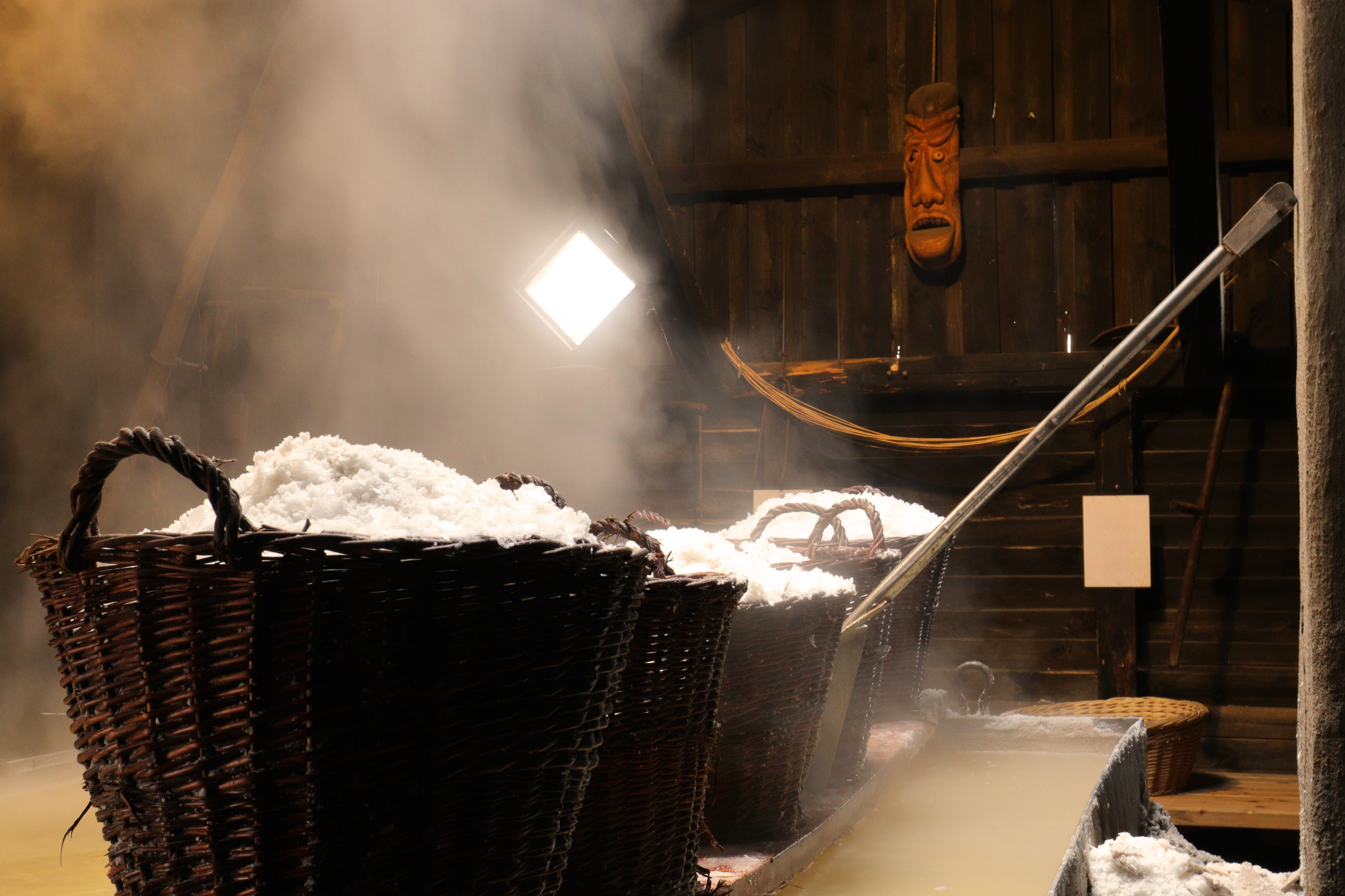 Traditionel træflettet kurv fyldt med håndlavet havsalt fra Læsø, der viser øens unikke saltproduktion og kulturarv der strækker sig tilbage til middelalderen