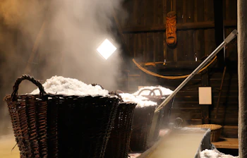 Traditionel træflettet kurv fyldt med håndlavet havsalt fra Læsø, der viser øens unikke saltproduktion og kulturarv der strækker sig tilbage til middelalderen