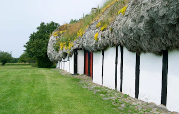 Traditionelt bindingsværkshus med unikt tangtag på Læsø, Danmark – et bevaringsværdigt kulturarvsbyggeri