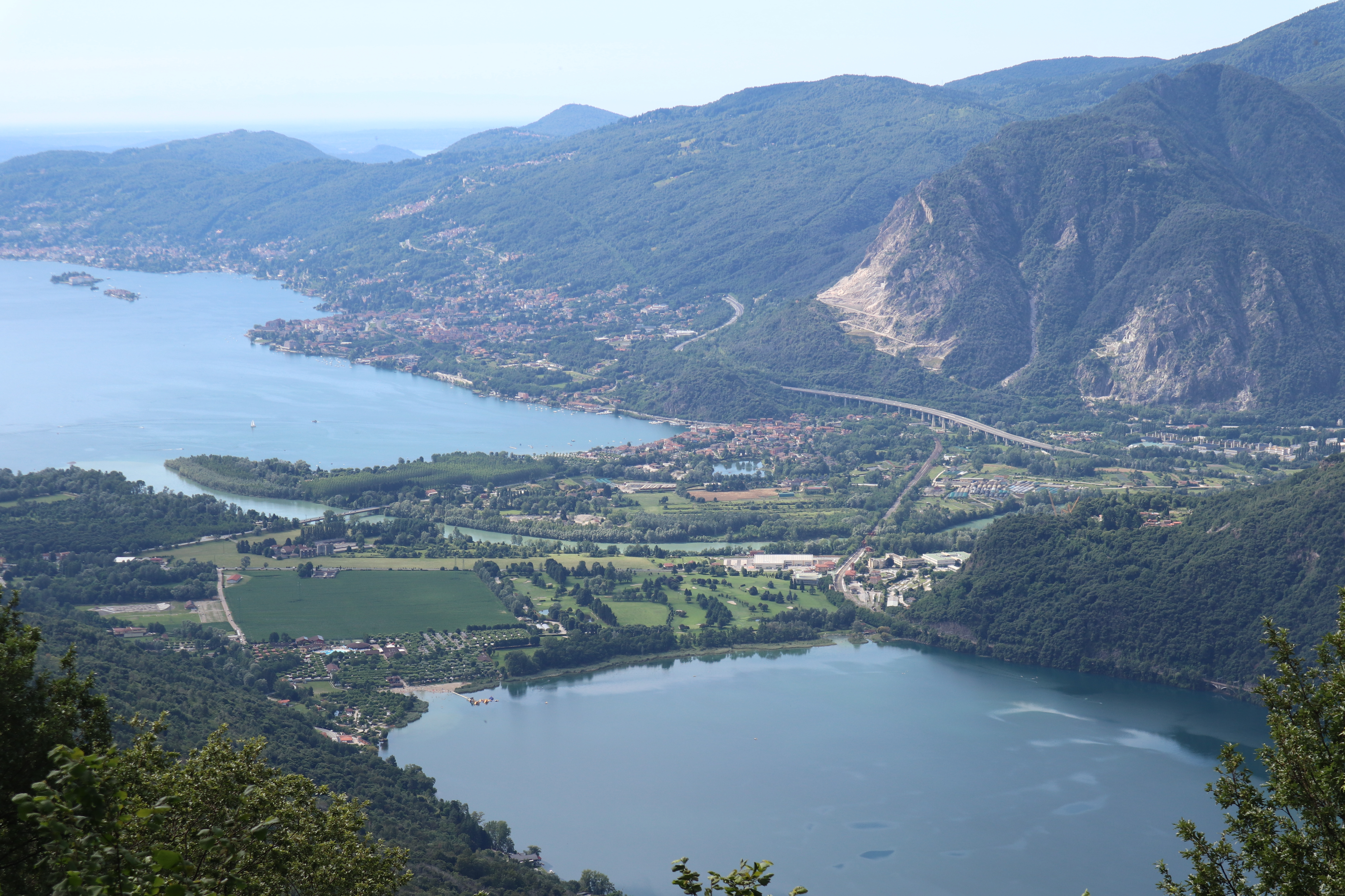 Betagende panoramaudsigt over Piana di Fondotoce med Lago Maggiore og Lago Mergozzo i Norditalien, hvor de maleriske byer Baveno, Stresa og Feriolo ligger smukt mellem Alperne og de azurblå søer