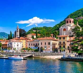 Idyllisk udsigt over Lago Maggiore med den charmerende by Laveno Mombello ved foden af de italienske alper