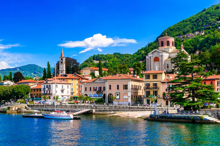 Idyllisk udsigt over Lago Maggiore med den charmerende by Laveno Mombello ved foden af de italienske alper