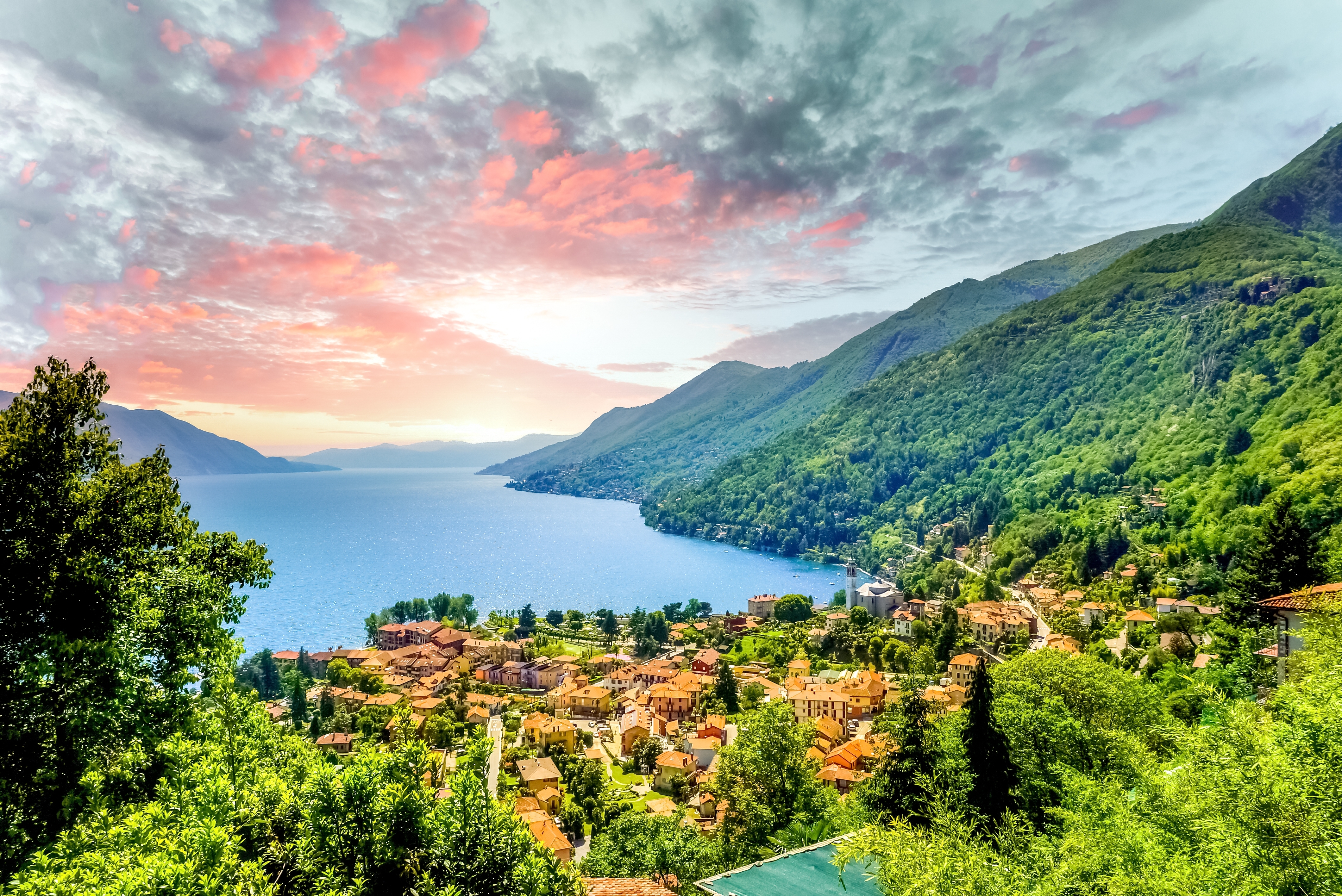 Betagende panoramaudsigt over Lago Maggiore i Norditalien med historisk byfront og bjerge i baggrunden