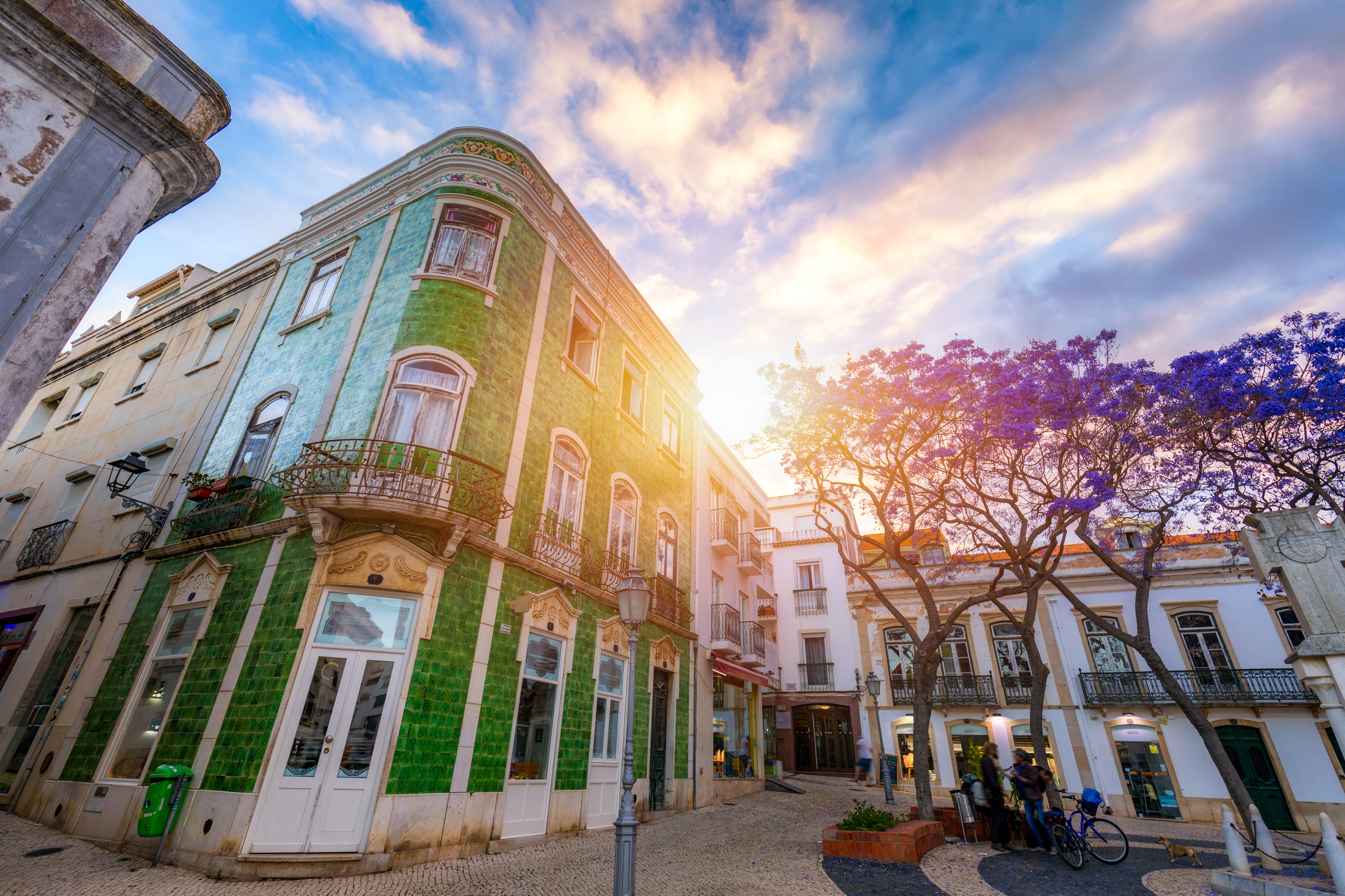 Det historiske Praca Luis de Camoes torv med mindesmærke i Lagos, Algarve - et charmerende stop på vandreferien langs Algarvekystens smukke landskaber