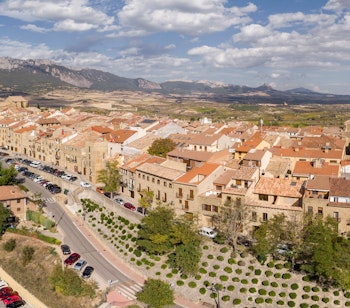 Luftfoto af Laguardia, en charmerende befæstet middelalderby i Alava-provinsen i Baskerlandet, Spanien, med Sierra de Cantabria-bjergene i baggrunden
