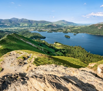Fantastisk panoramaudsigt over Derwent Water og Lake District bjerge fra Cat Bells
