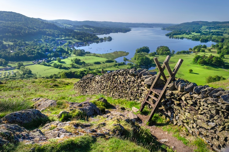 Stentrappe over traditionel stenmur med udsigt over Lake Windermere i Lake District England