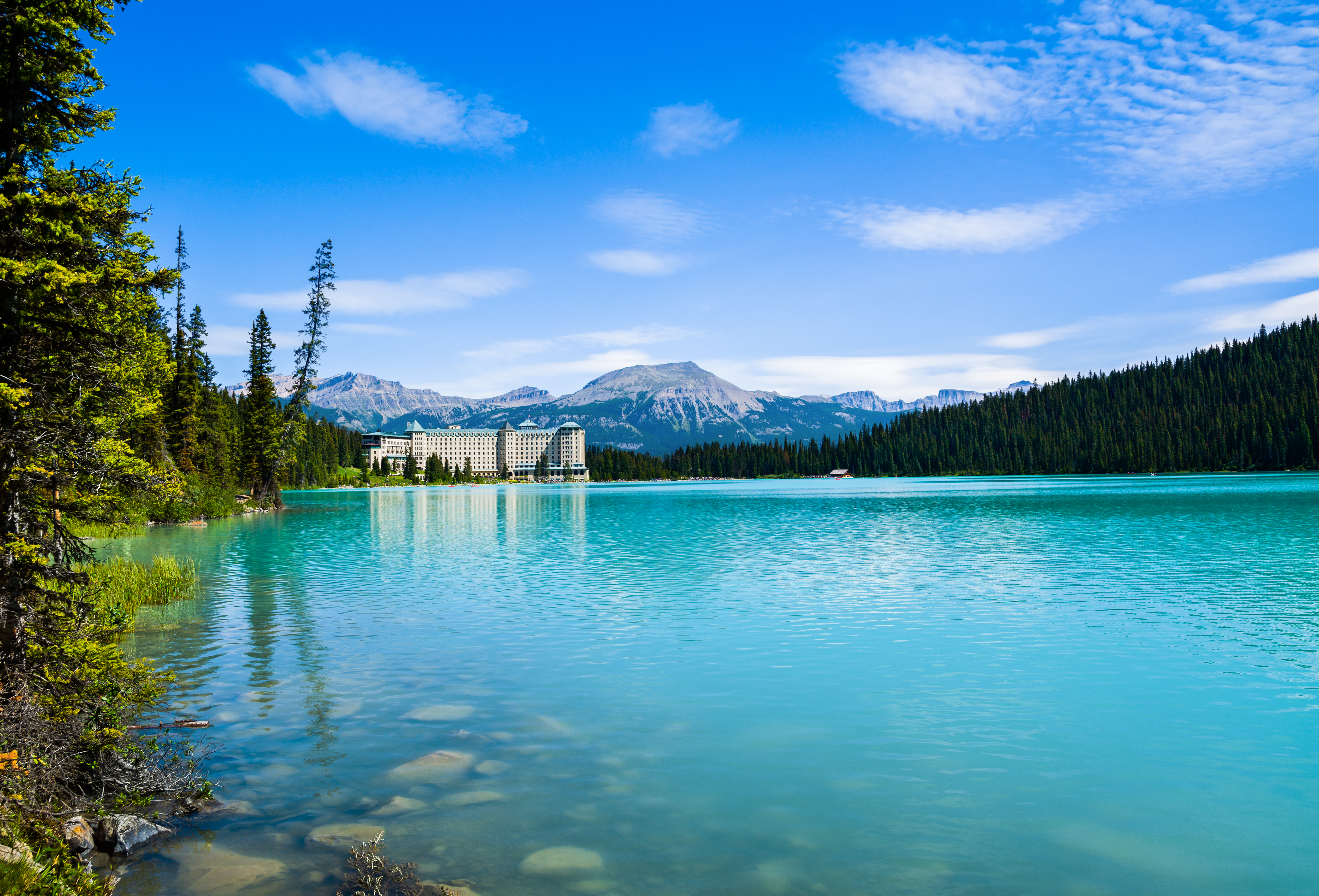 Smukt turkisblaat Lake Louise med Fairmont Chateau hotel og Rocky Mountains i Banff Nationalpark, Canada