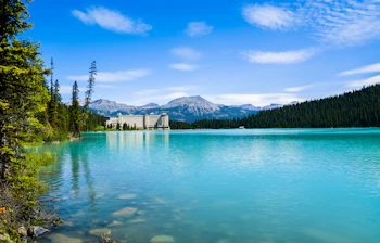 Smukt turkisblaat Lake Louise med Fairmont Chateau hotel og Rocky Mountains i Banff Nationalpark, Canada