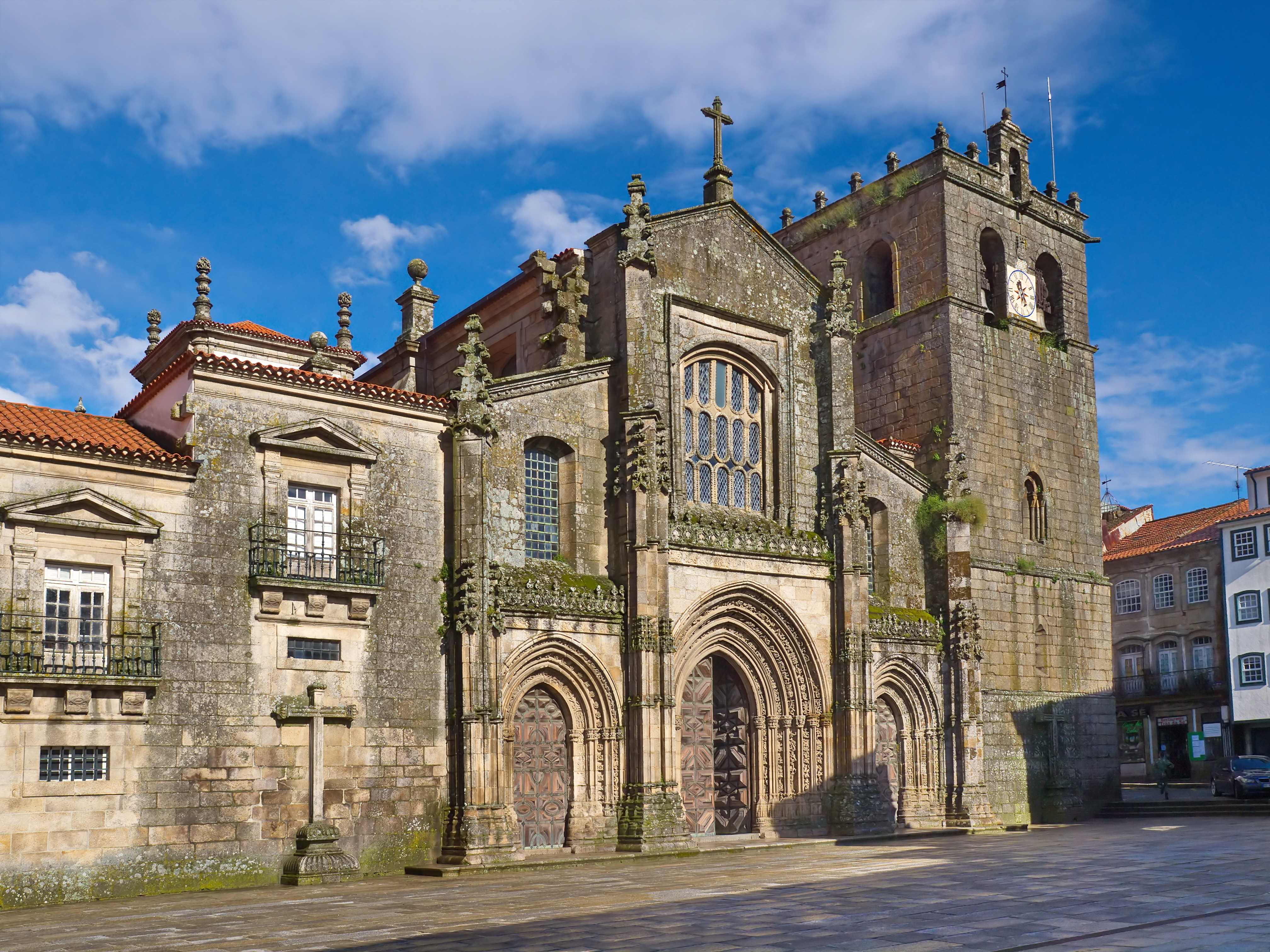 Lamego Katedral med gotisk arkitektur og klokketaarn i Douro-dalen Portugal