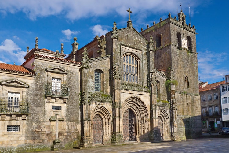 Lamego Katedral med gotisk arkitektur og klokketaarn i Douro-dalen Portugal