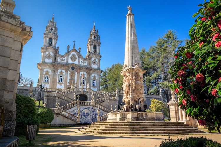 Lamego Portugal barok kirke helligdom med smuk trappe og obelisk monument