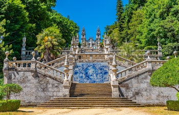 Den monumentale baroktrappe der fører op til Remedios-kirken i Lamego, Portugal med smukke azulejo-fliser og statuer