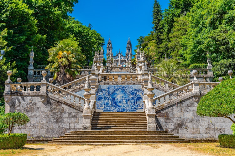 Den monumentale baroktrappe der fører op til Remedios-kirken i Lamego, Portugal med smukke azulejo-fliser og statuer