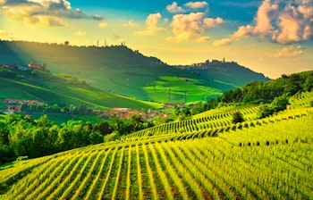 Betagende solnedgang over Langhe vinmarkerne med udsigt til Barolo og La Morra i Piemonte, Norditalien