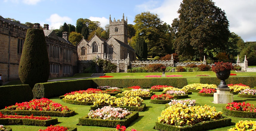 Den historiske Lanhydrock herregård med smukke haver i Bodmin, Cornwall - et imponerende jacobeansk landsted med traditionel engelsk landskabsarkitektur