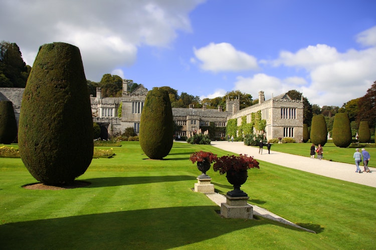 Imponerende historisk herregård Lanhydrock med smukke haver i Cornwall, England