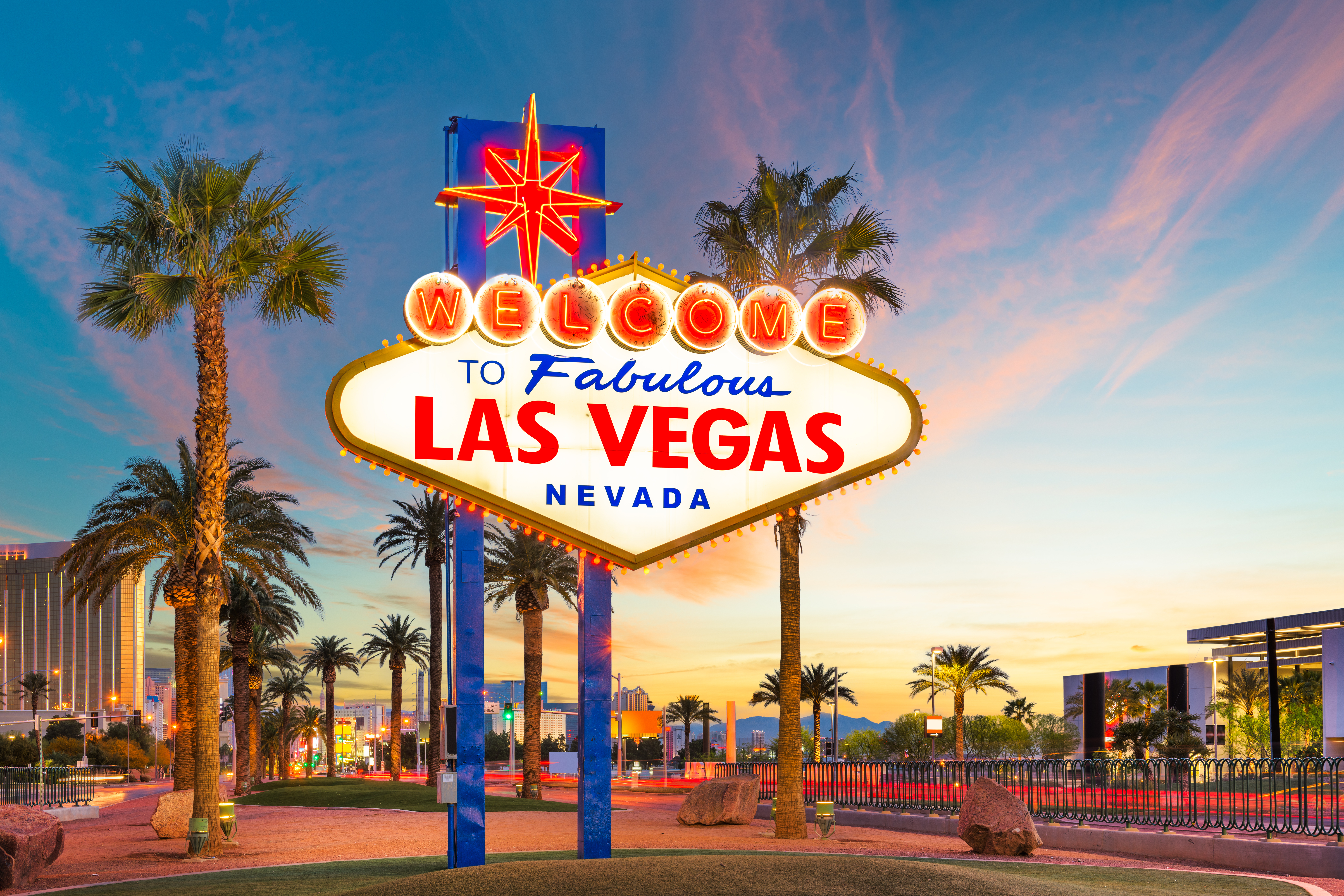 Berømte Welcome to Las Vegas skilt ved solnedgang med palmer