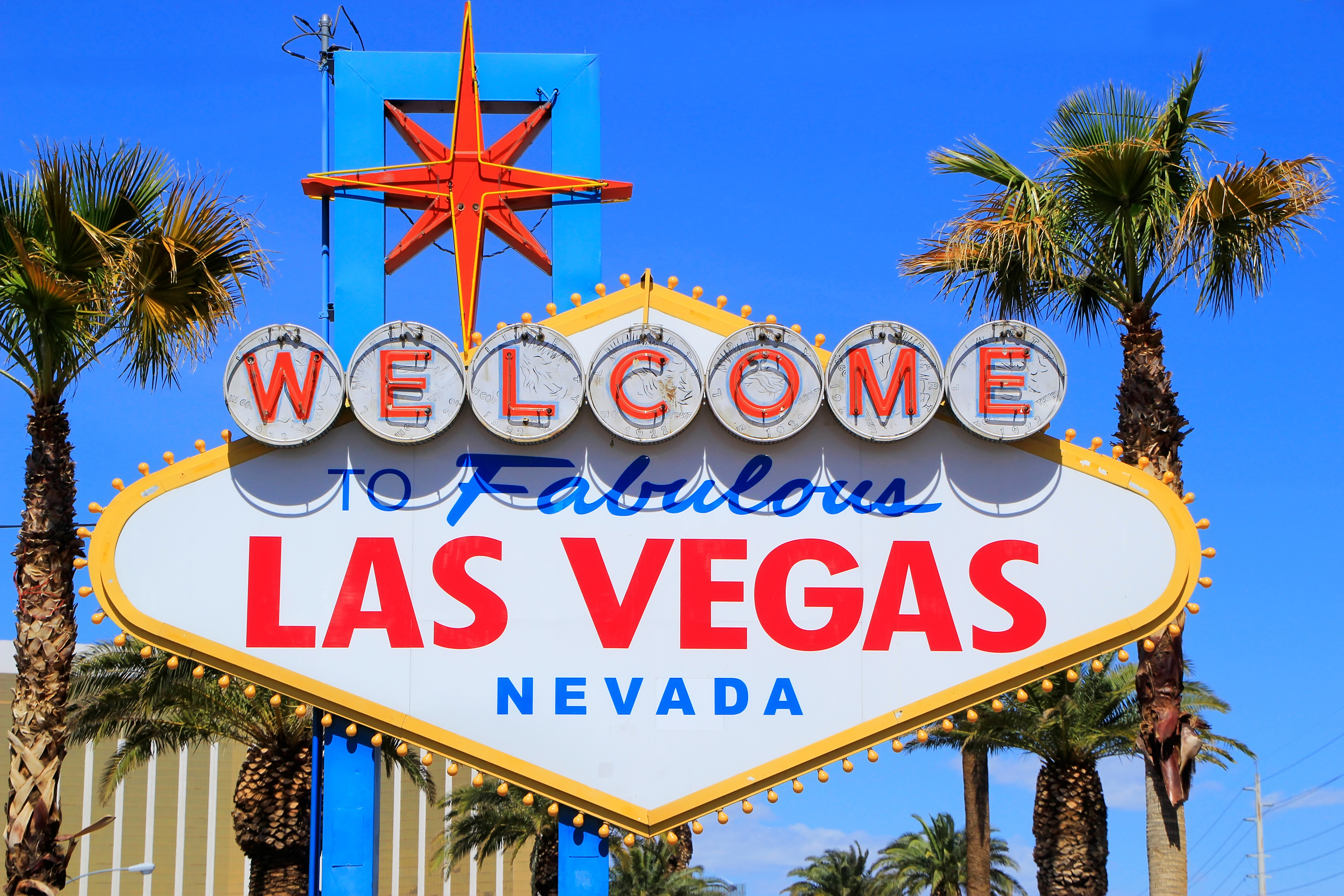Welcome to Fabulous Las Vegas Nevada skilt med palmetraeer mod blaa himmel