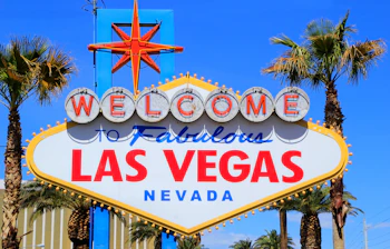 Welcome to Fabulous Las Vegas Nevada skilt med palmetraeer mod blaa himmel