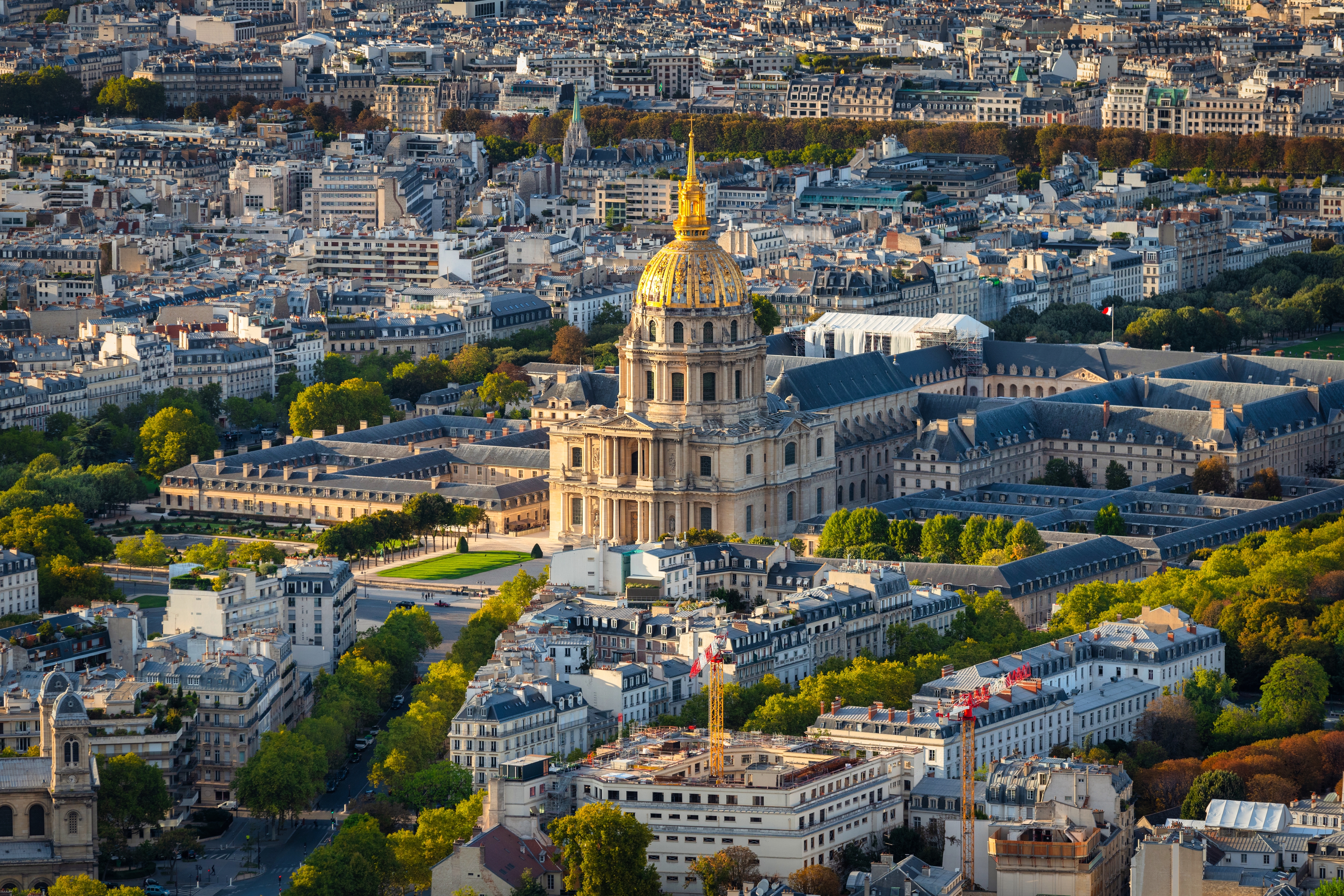 Luftfoto af Les Invalides med den ikoniske gyldne kuppel i centrum af Paris, Frankrig