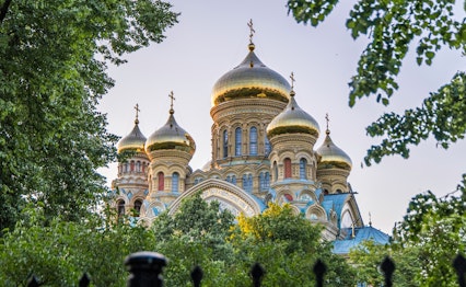 Den imponerende Sømarinedomkirke viet til Sankt Nikolaj i Liepaja med dens karakteristiske gyldne løgkupler, et prægtigt eksempel på russisk-ortodoks arkitektur i Letland