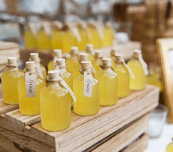 Traditionelle flasker med hjemmelavet limoncello på træstativer i en lokal specialbutik i Amalfi - en populær souvenir lavet af regionens berømte citroner