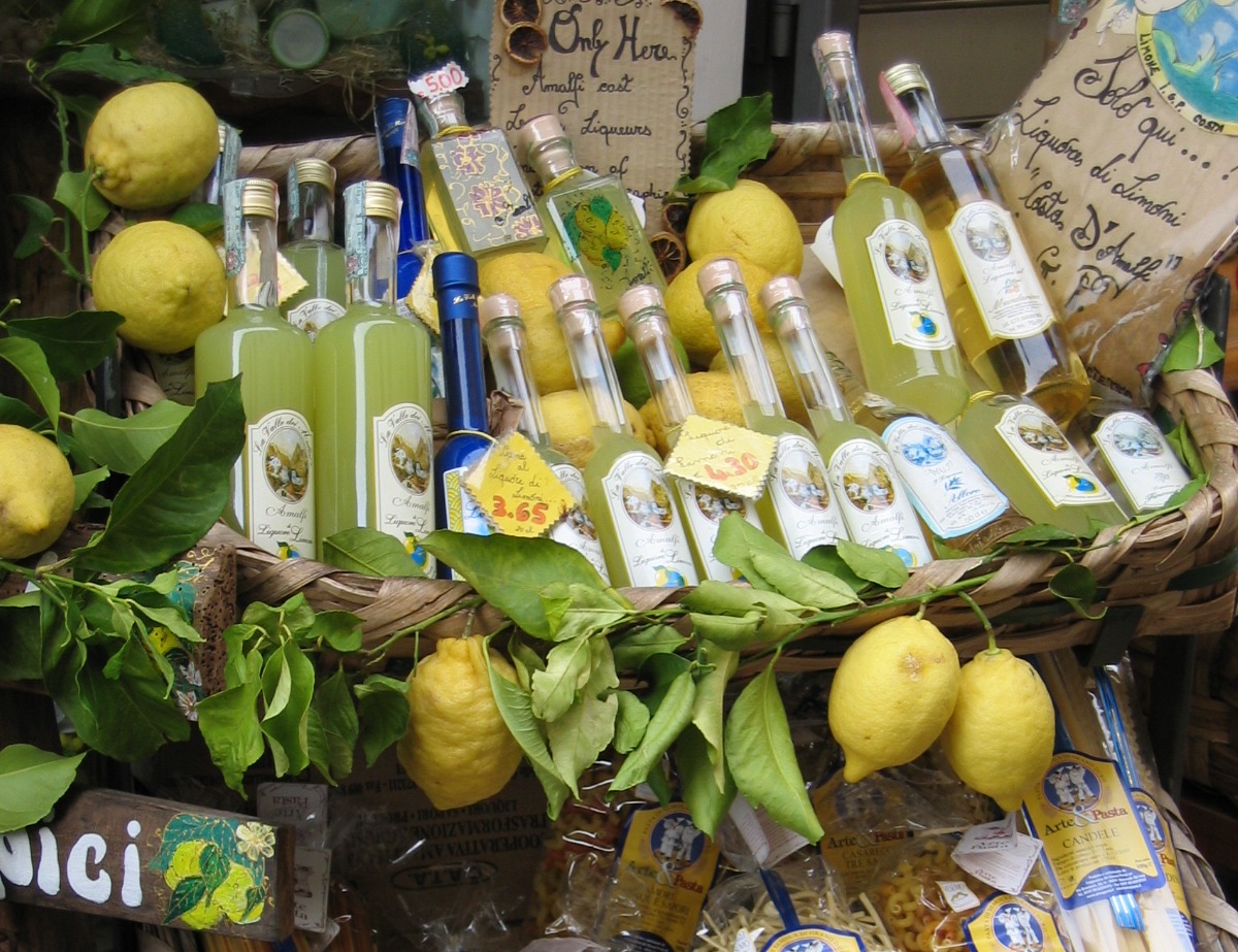 limcello og citroner i en bod