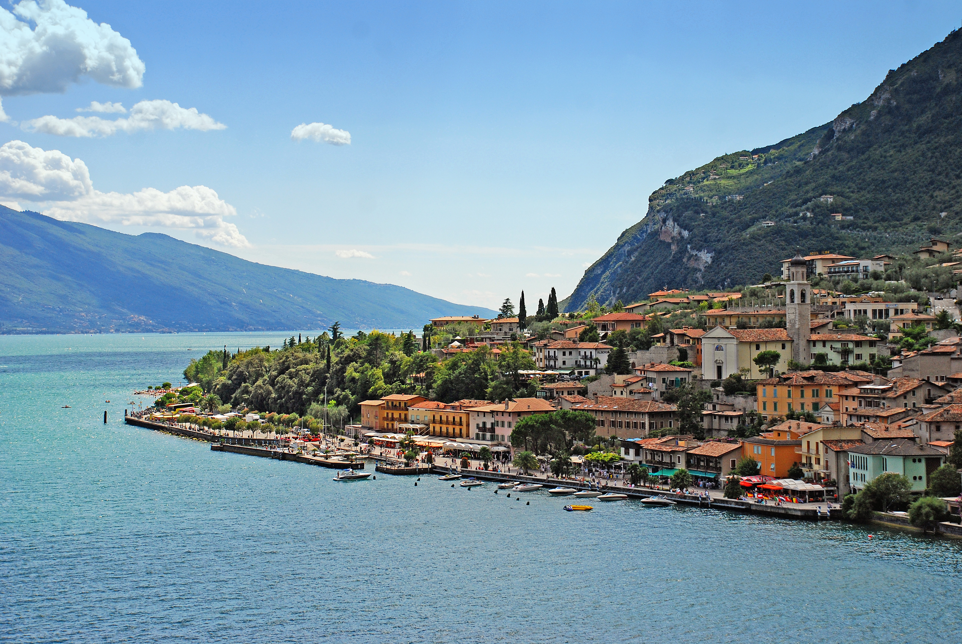 Malerisk panoramaudsigt over Limone sul Garda ved Gardasøens smukke blå vand med bjerge i baggrunden